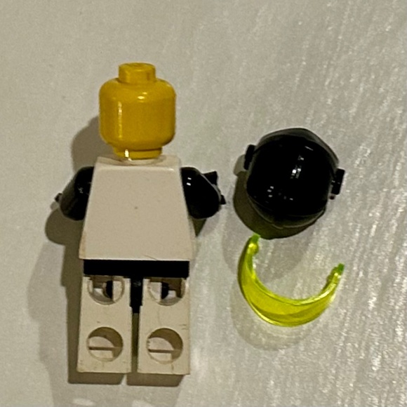 LEGO🚀🧑‍🚀 Blacktron 2 Spaceman Minifigure w/ Jet Pack (sp051 or sp055) - Picture 8 of 16